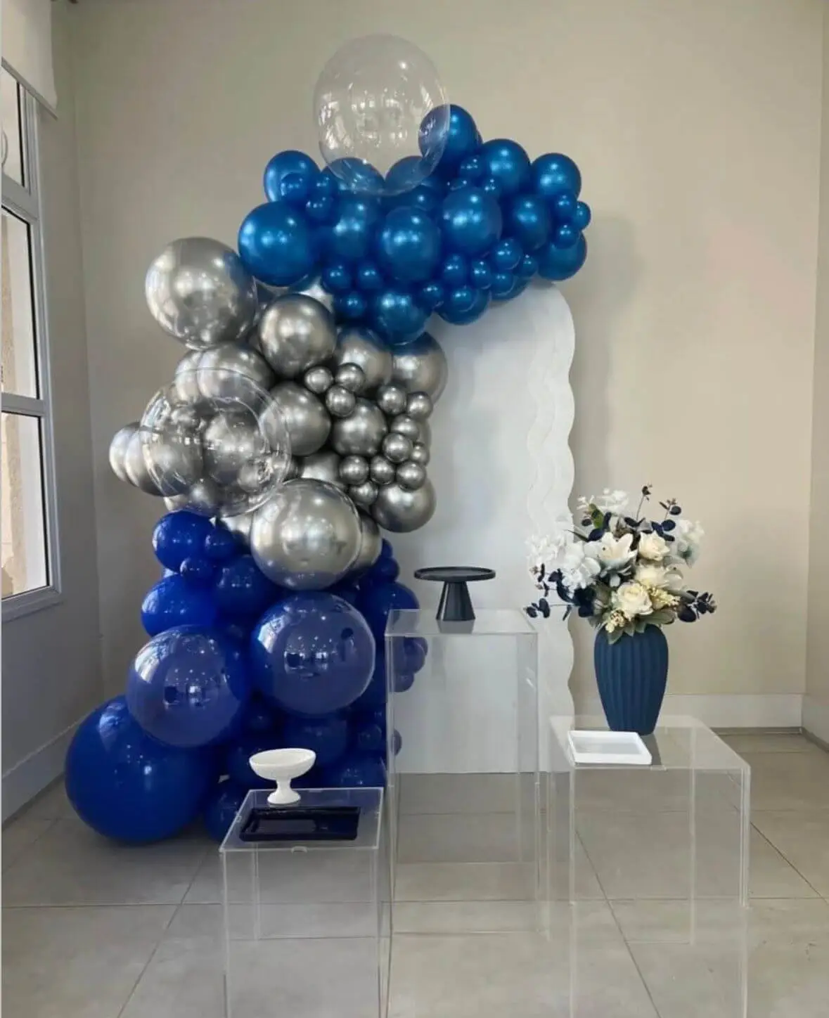 Composição com balões em tons azul e prata com efeito marcante