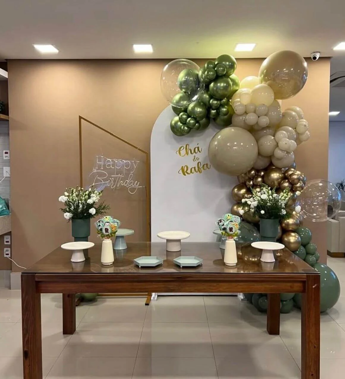Montagem orgânica de balões em verde, creme e dourado