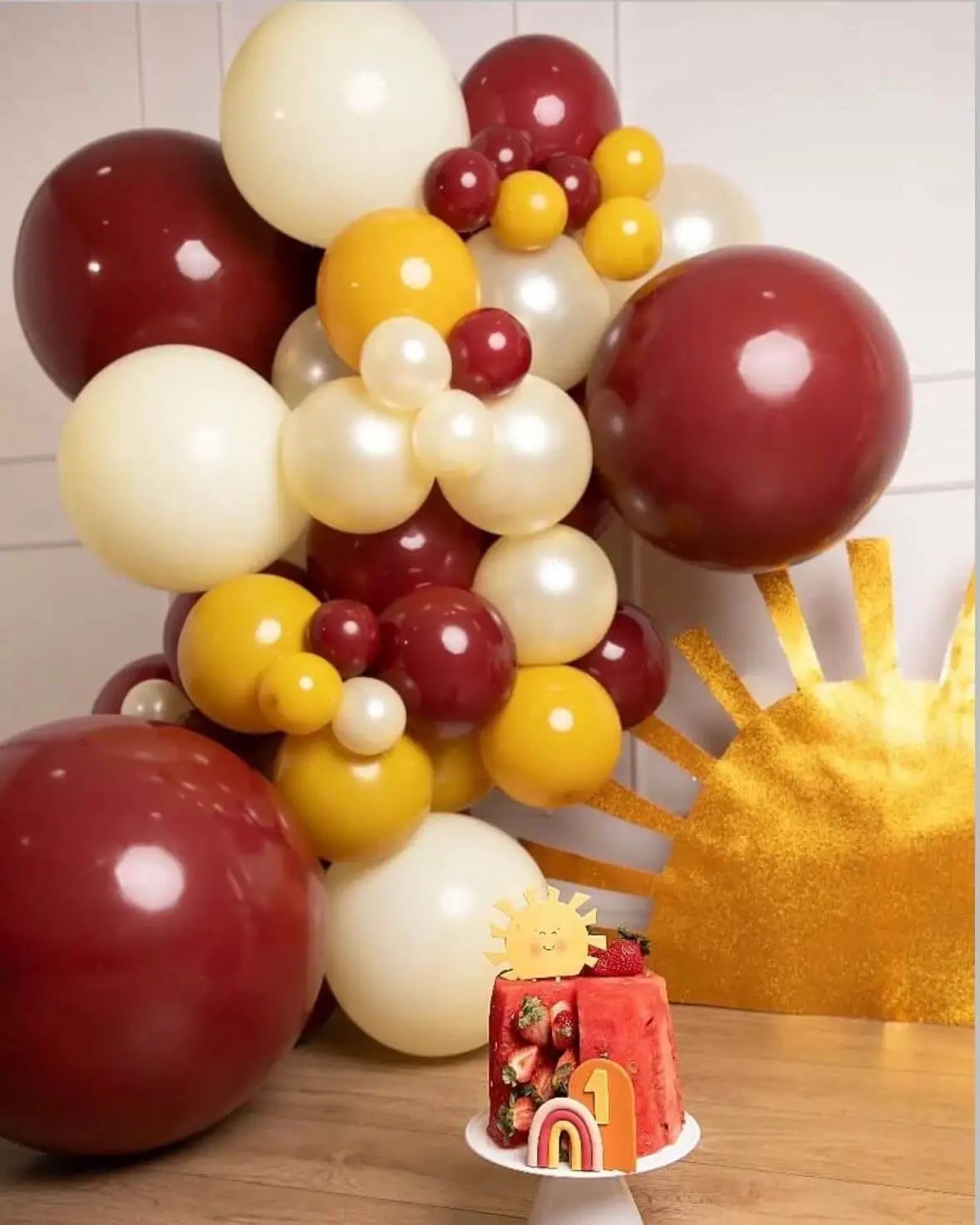 Montagem com balões em cores vivas e contrastantes para evento