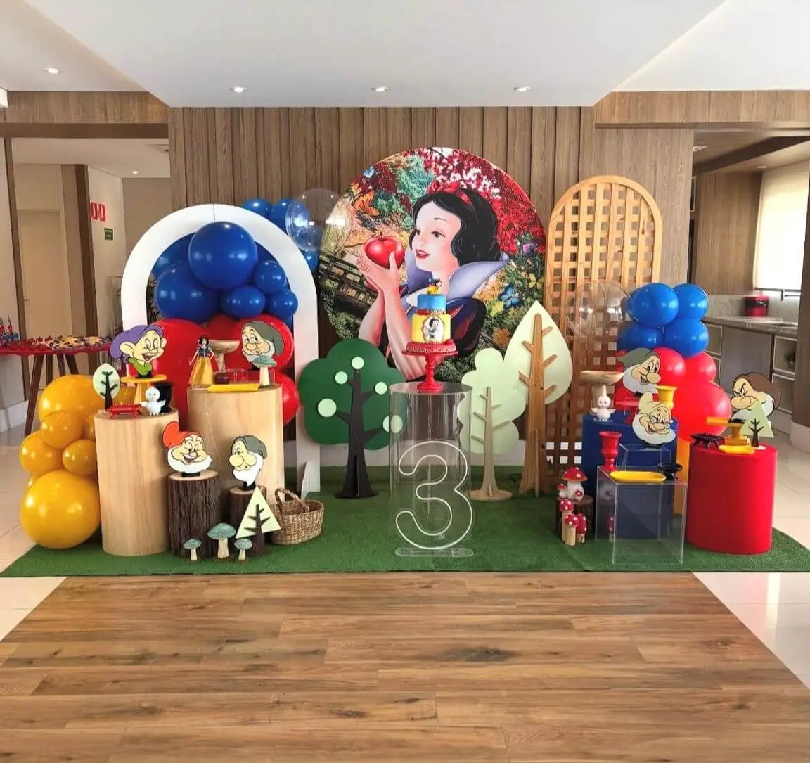 Composição de balões para festa temática inspirada em conto de fadas