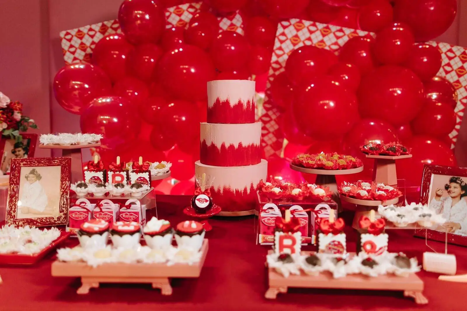 Composição de balões vermelhos em destaque para festa temática
